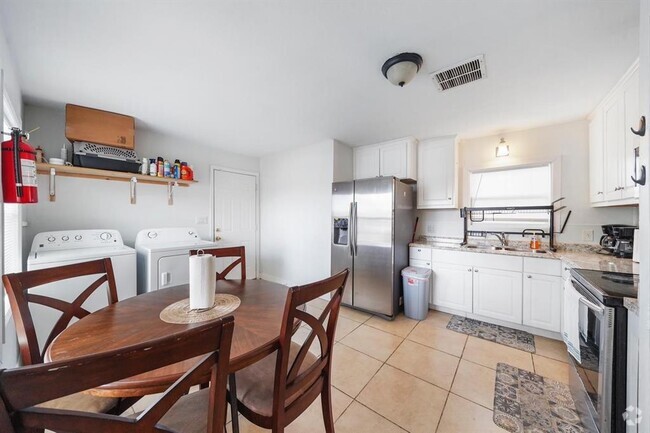 Building Photo - 8041 Howard Dr Rental
