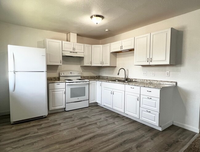 Kitchen - 4324 Thompson Ave Unit 1