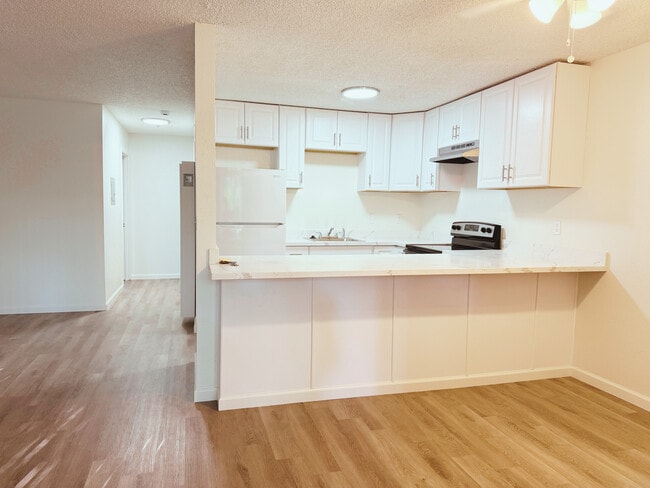 kitchen - Garden Court Apartments