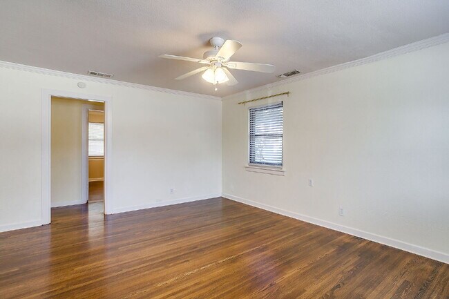 Well maintained 3 bedroom home in 76107