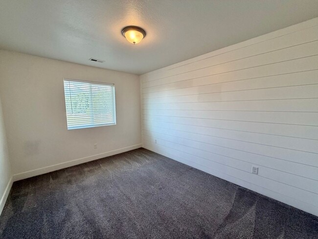 Photo - 428 1625 N