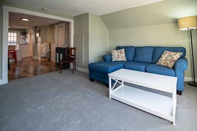 Photo - 611 Evans St SE Unit 3 Floor Fully furnished