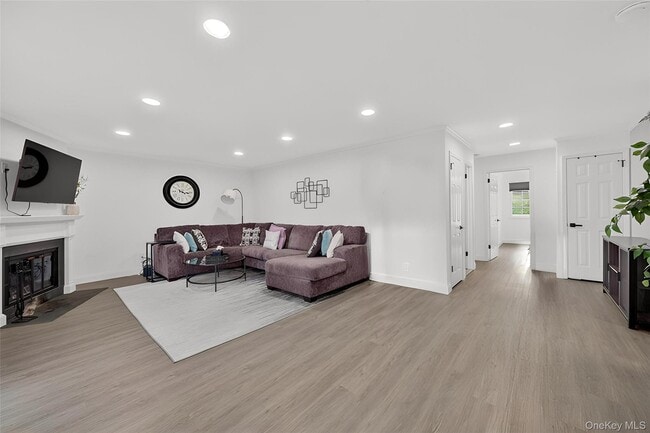 Photo - 201 Tamarack Ln