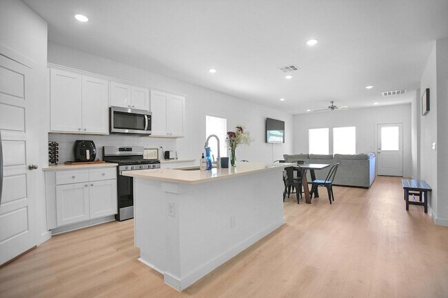 Photo - 613 E 14th St