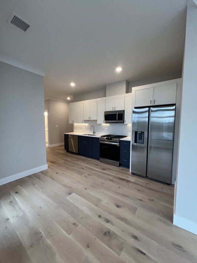 Building Photo - 200 Everett St Unit 302 Rental