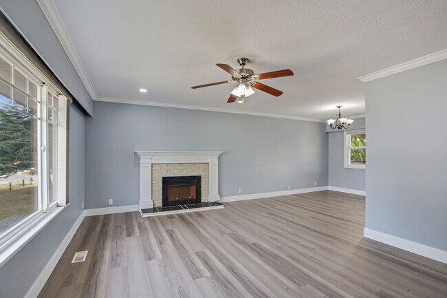 Photo - Spacious 3 Bed 1.5 Bath upper level Home f... Unit Upper House