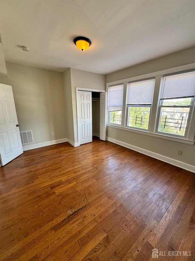 Photo - 123 University Pl