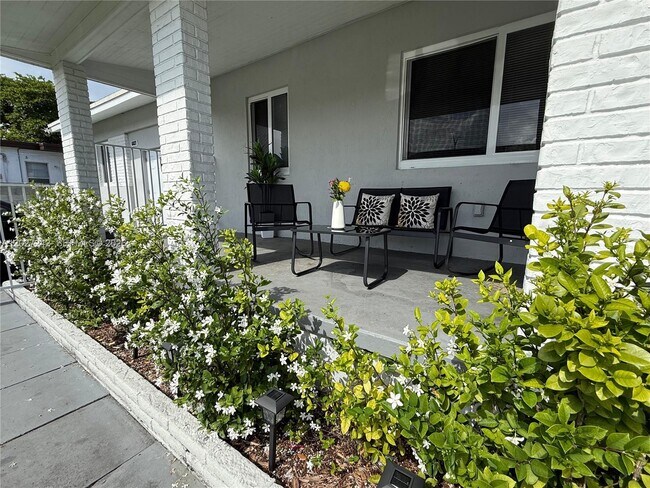 Photo - 6825 NW 5th Ct Unidad 0