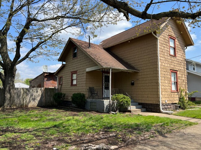 Building Photo - 2 Bedroom NE Canton House for Rent