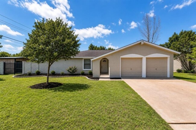 Building Photo - 1105 Green Meadow Dr