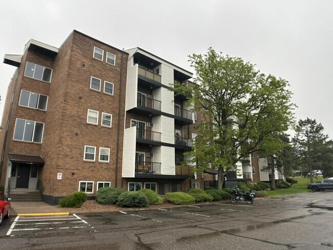 Building Photo - 1250 Golden Cir Unit 408