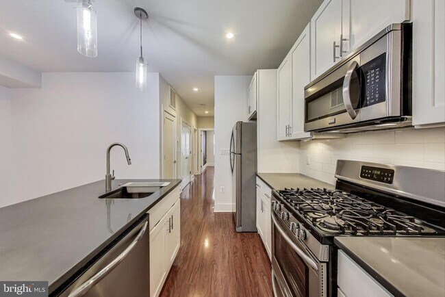 Building Photo - 2221 M St NE Unit 201 Rental