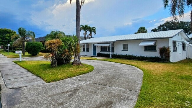 Building Photo - 1150 Bayshore Dr Rental