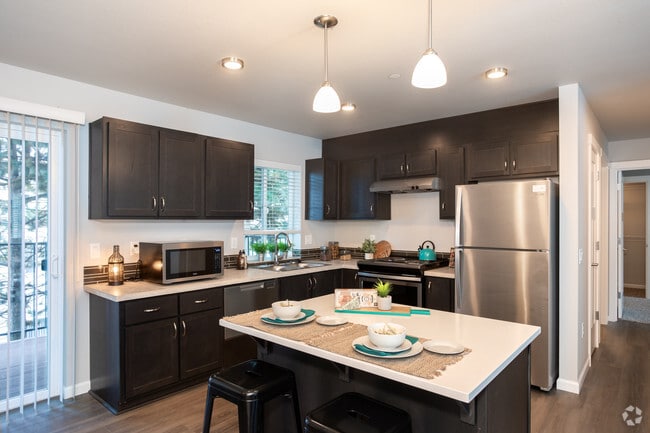 2BR, 2BA - 1,004 SF - Castlegate Apartments