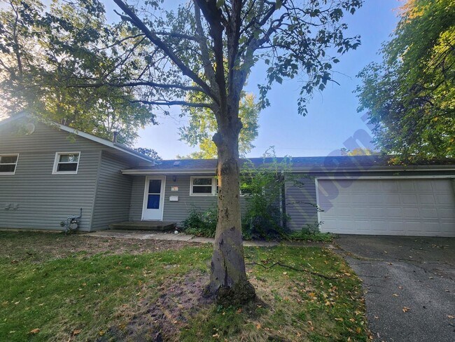 Building Photo - 4 Bedroom 2 bath House Available August 1st!