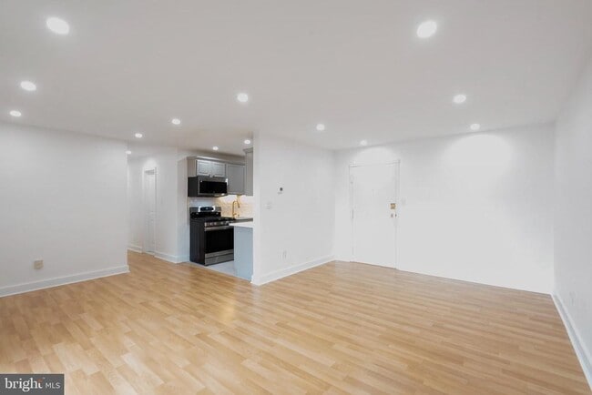 Building Photo - 1931 N Cleveland St Unit 207