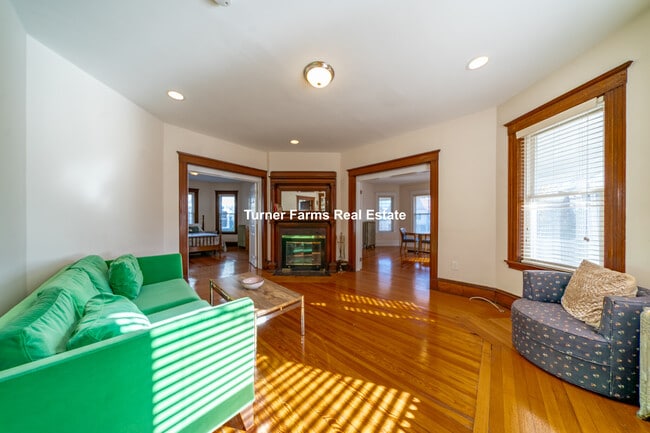 Building Photo - 124 Forest St Unit 1