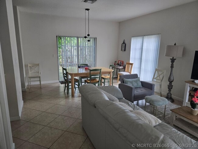 4225 E Stonecreek Cir