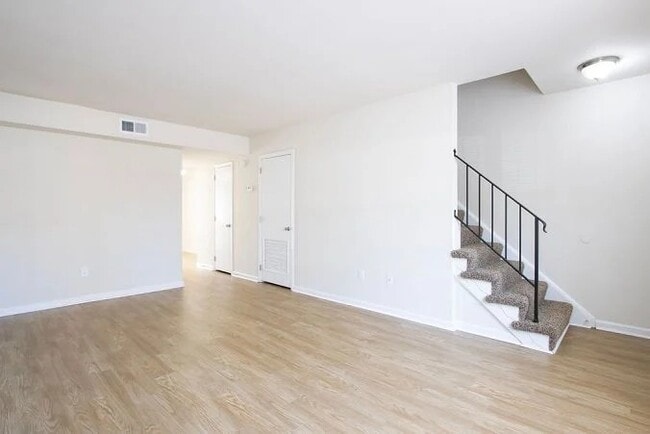 Photo - Earle of Warwick Square