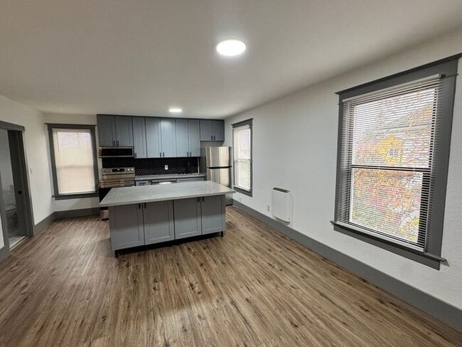 Photo - 2 Bedroom 1 Bath Duplex Upper Unit in Tacoma!