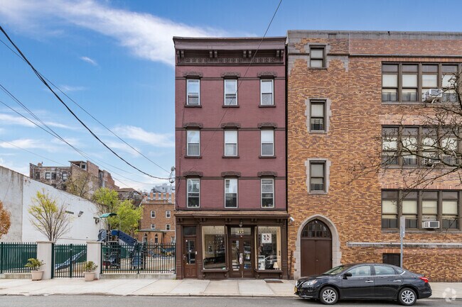 Exterior - 177 York St