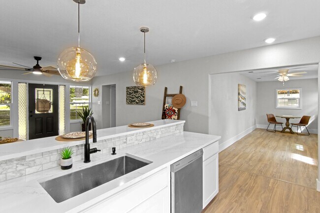 Photo - 15529 Pine St