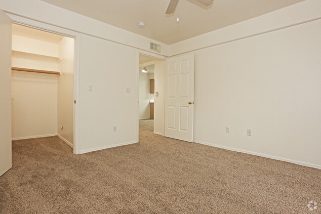 1BR, 1BA - 740 SF