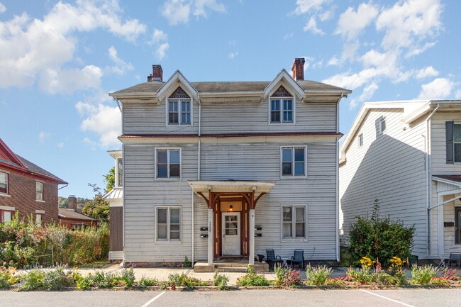 Building Photo - 149 N 2nd St Unit Apt C