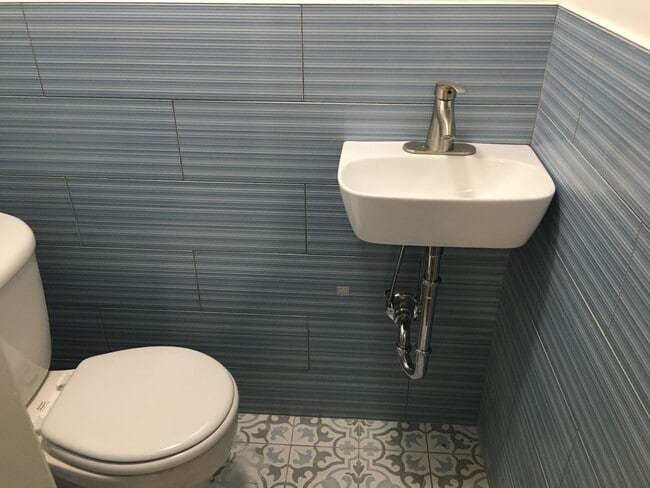Half bathroom - 12 Eliot Cres Unit IK