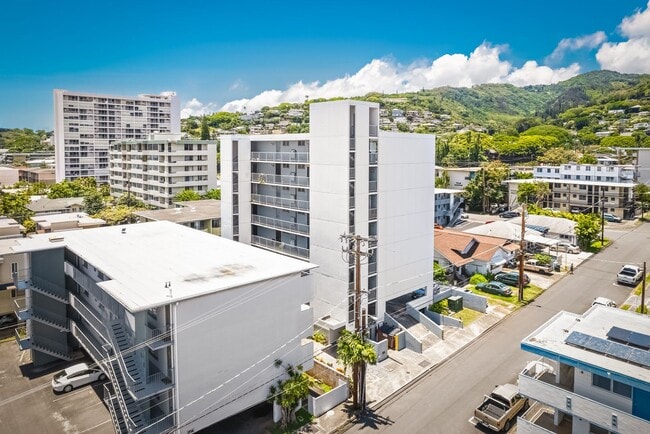 Building Photo - Makiki rental w/parking