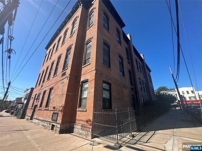 Building Photo - 464-470 Central Ave Unit B9