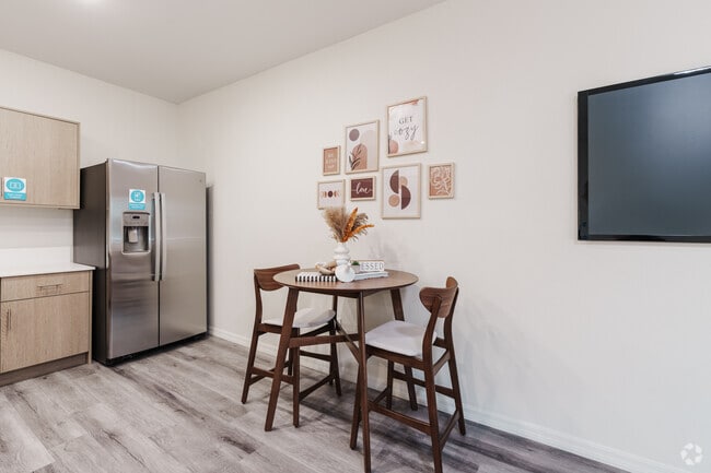 1 habitación, 1 baño - 635 pies cuadrados - Fase 2 - Comedor - Grapevine Villa