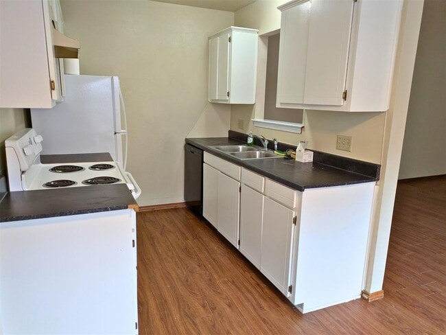 Photo - 910 NW Dearborn Ave