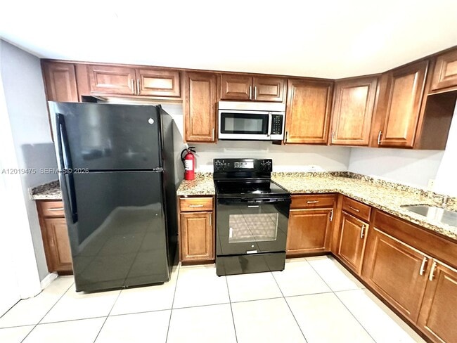 Building Photo - 443 NE 195th St Unit 345