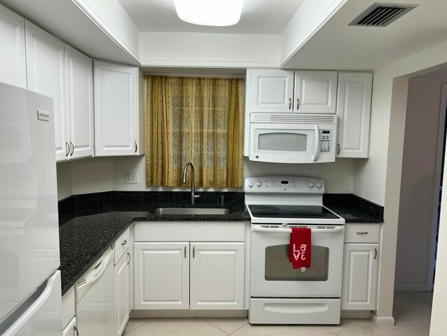 Photo - 18081 SE Country Club Dr Unit 7-69