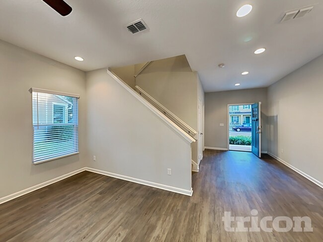 Photo - 498 Auburn Oaks Rd E