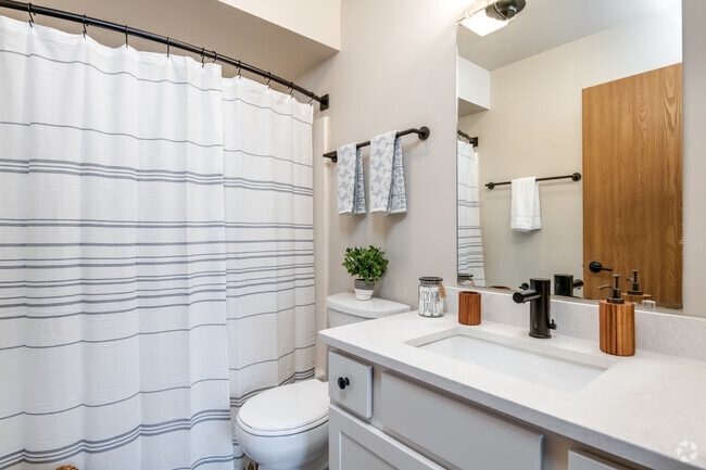 2 BR, 2 BA - 1,100SF