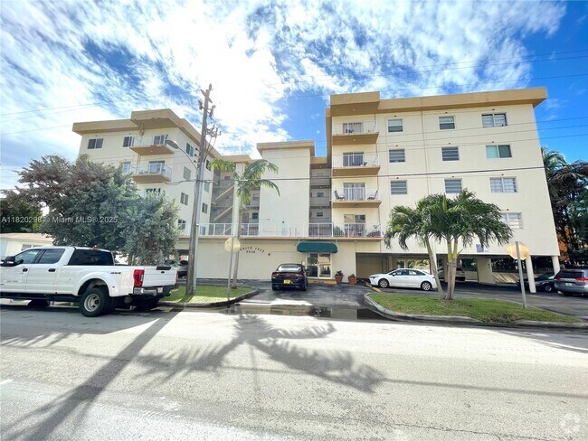 Building Photo - 3536 NE 168th St Unit 308 Rental