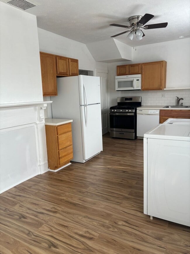 Building Photo - 814 W Beverley St Unit apt #1