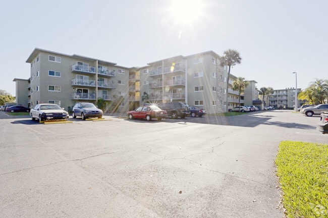 Photo - Palm Lake Apartments