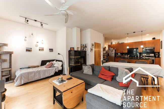 Building Photo - 1407 N Wicker Park Ave Unit 2