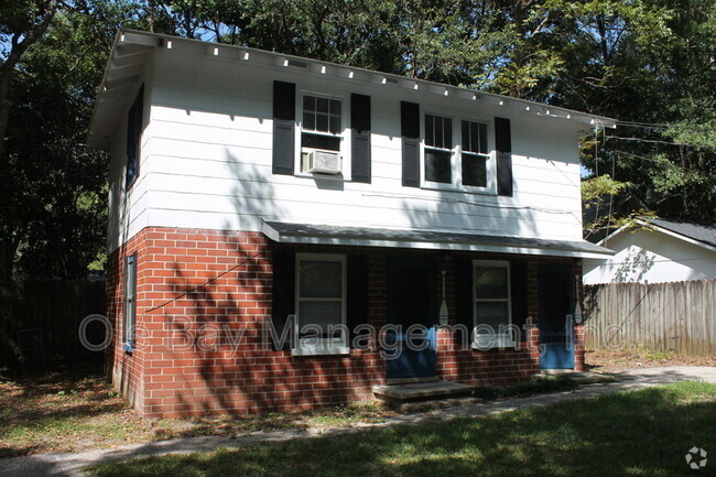 Building Photo - 2305 Hillwood Dr E Unit B-Upstairs Rental