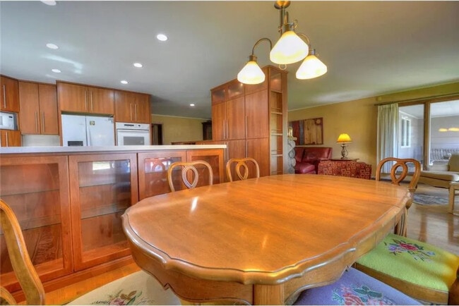 Shared dining room - 415 12th Ave E Unit Main Level Private Room 1