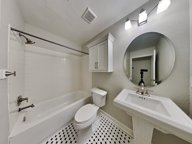 Photo - 2065 Dixie Belle Dr Unit Apt L