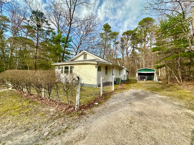 Building Photo - 63 Gentian St