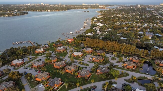 Building Photo - 825 Center St