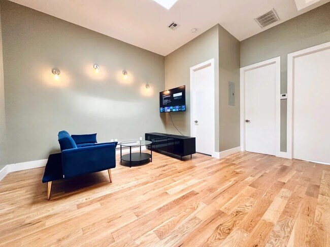 Photo - Furnished room/NOT APARTMENT Unit 2R