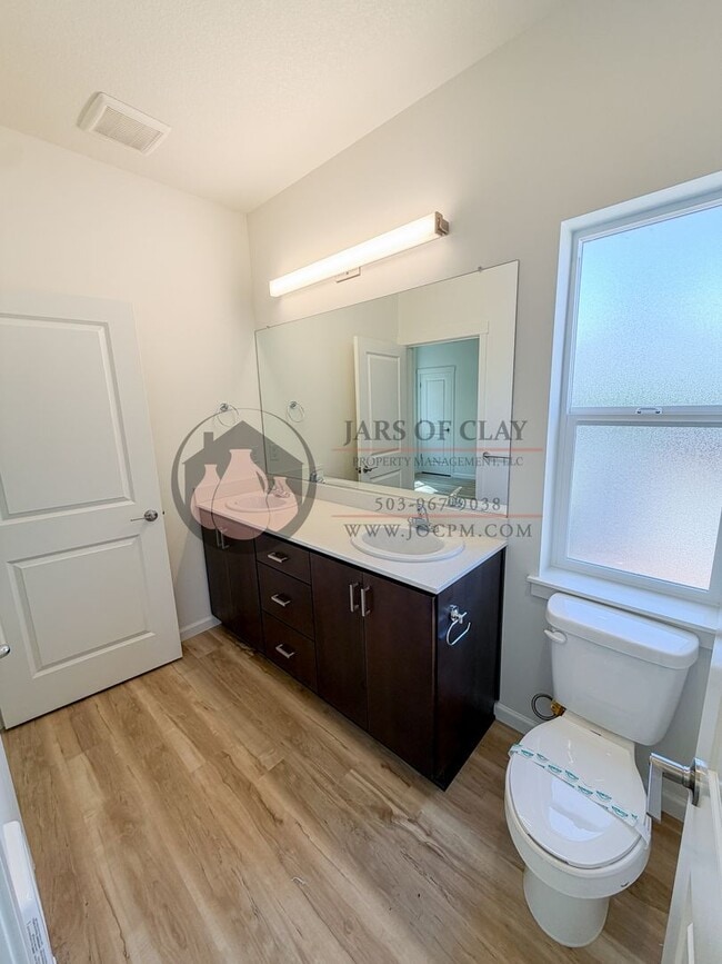 Photo - 2560 Gilbert St S