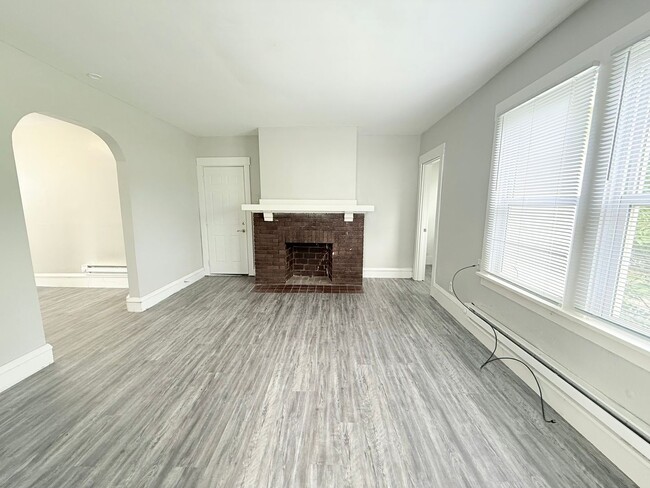 Building Photo - 312 N Mclean St Unit 4 Rental