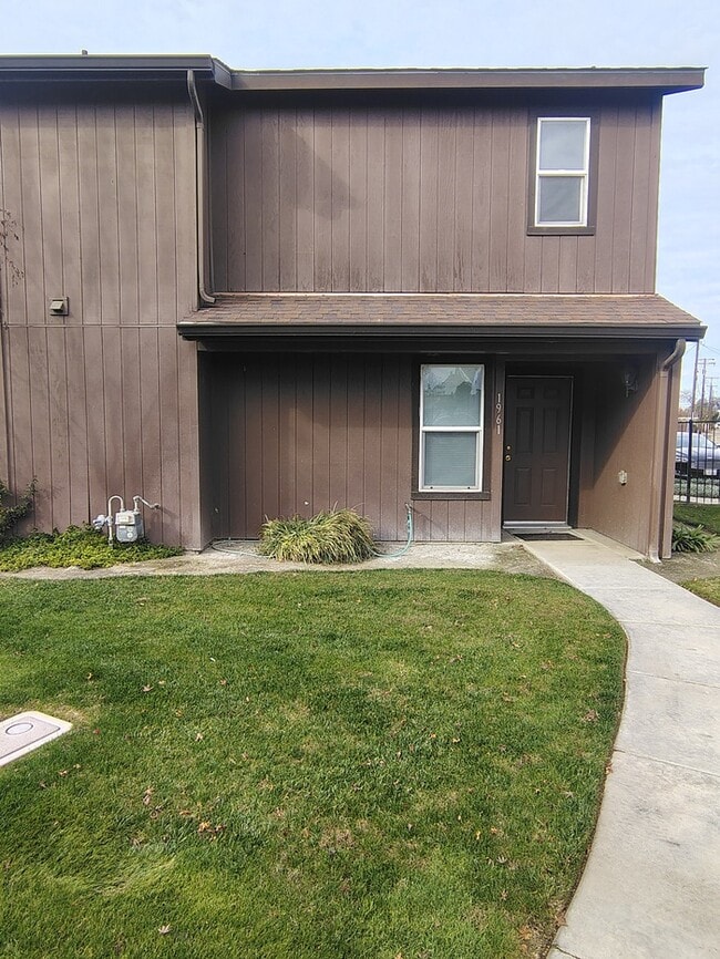 Building Photo - Condo For Rent in Corcoran! Gated Community Unit 1961
